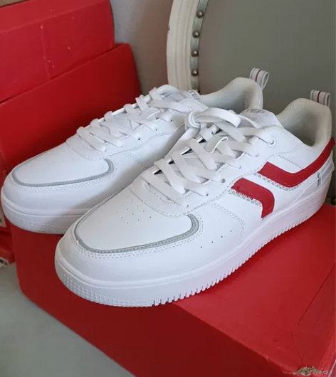 特步板鞋系列，44码，白色，吊牌价格269...