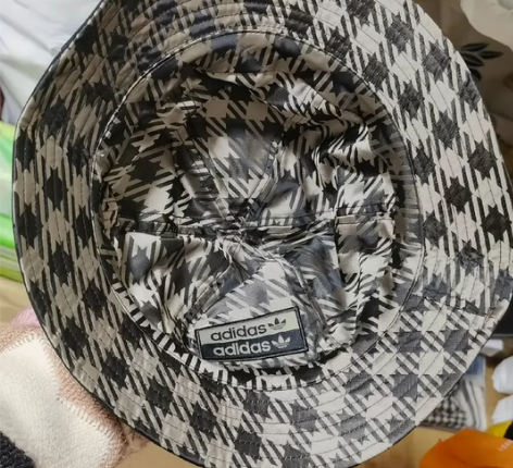 出阿迪渔夫帽￥85和茵曼贝雷帽25￥[蹲]...