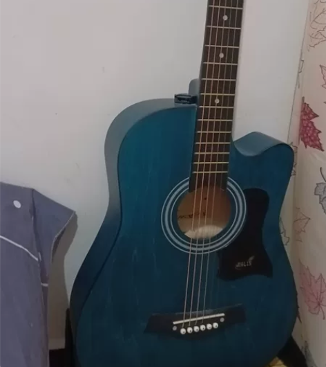 民谣吉他，38寸，实体店购买，几乎没有使用...