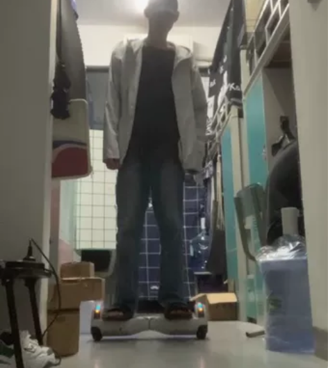 大学生出一个领奥平衡车，换了新电池，可以蓝...