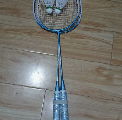 蓝色羽毛球拍，送两个球 感兴趣的话点“我想...