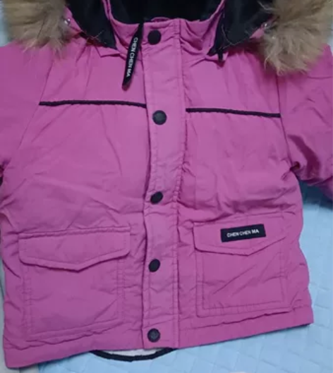 小宝宝羽绒服，挺厚实的，真毛领，非常好看，...