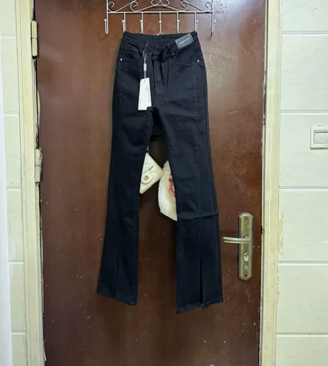 黑色牛仔喇叭裤，下摆开叉，腰围64到68，...