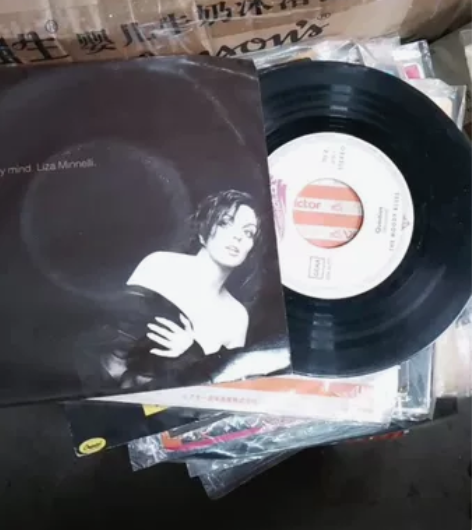7寸黑胶唱片，成色很好基本全新日版，33转...
