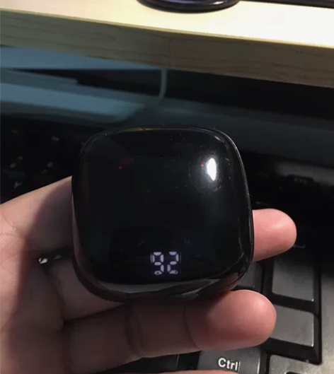 纽曼蓝牙耳机,用没几次,丢在桌下,外壳有些...