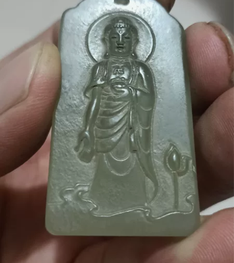 玉牌子，雕工精美。有一处绺。不玩了，看中直...