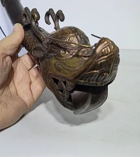 冲锋号，小号，军号。铜小号，成色如图所示。...