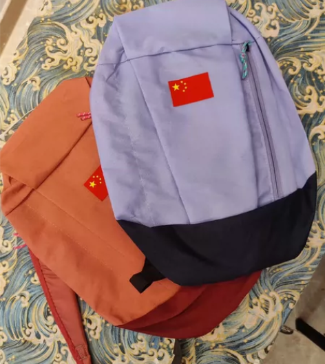 队里发的国旗双肩包  全新未拆封 上身很轻...