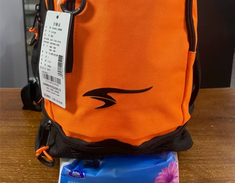 品牌背包,尺寸:30×15×38,可以放下...