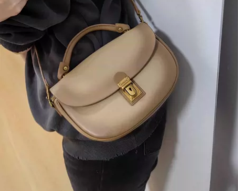 玛莎包包，几乎全新，买了背了两次，闲置了，...