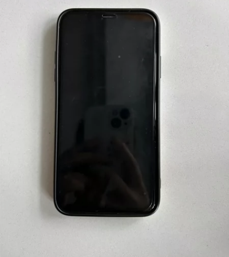 个人闲置苹果11手机当时买的新得 都贴的膜...