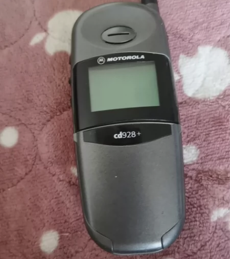 30年前用的手机,摩托罗拉cd928正常通...