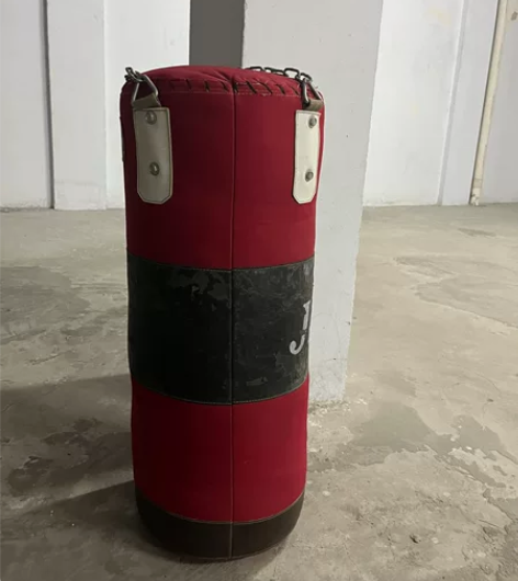 拳击沙包。铁链悬挂式。没有挂钩。一直没挂起...