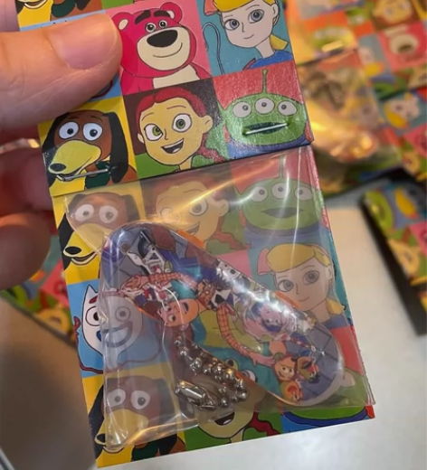 diy玩具总动员手指滑板可当挂件 9元/个...