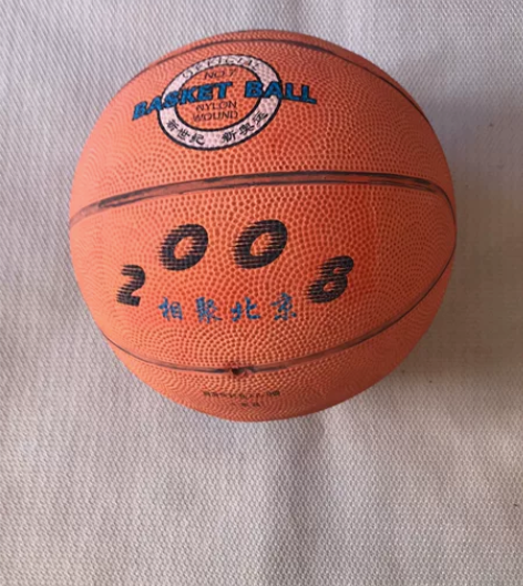 老球几乎全新，保存完好，气不是十分足，可以...