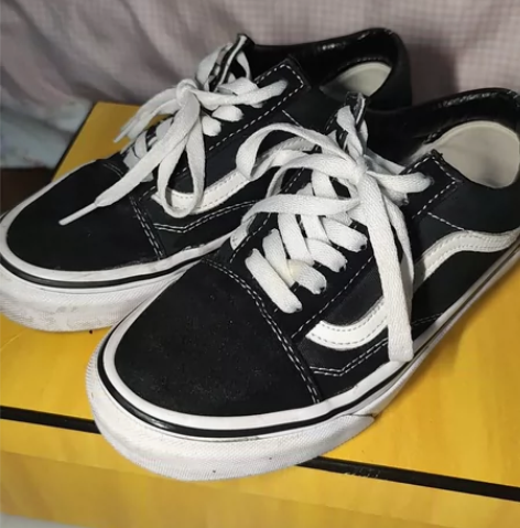 万斯vans 女鞋36码帆布鞋，两边有开胶...