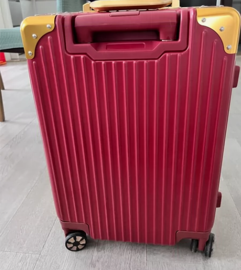 红金色陪嫁行李箱 实体店购买200一只 5...