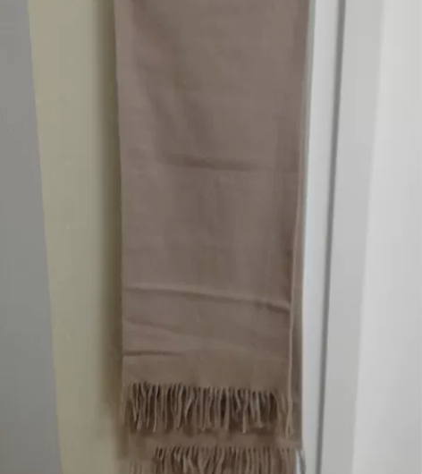 灰色围巾全新，长175厘米，宽72厘米，有...