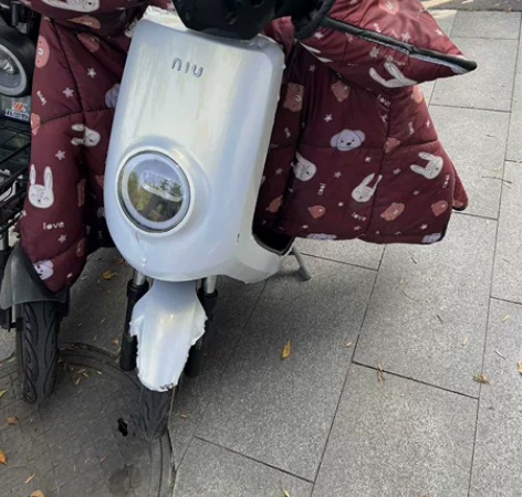 小牛M1电动车，原车灰色，贴了珠光白膜。 ...