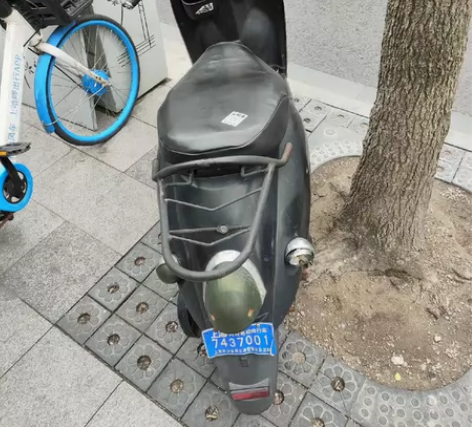 出二手电动车，上海牌照齐全，配头盔，雨衣。...