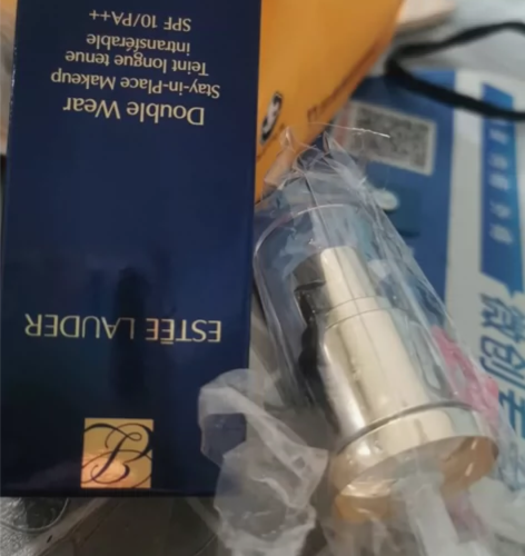 雅诗兰黛粉底液DW，色号1W1象牙白。由于...