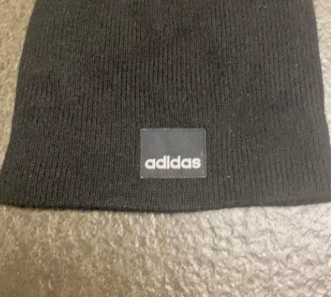 全新阿迪达斯线帽，均码号，深藏蓝色，带吊牌...