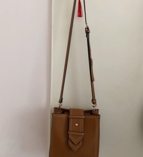 ?稻草人单肩包 售出不退???轻微使用痕迹...