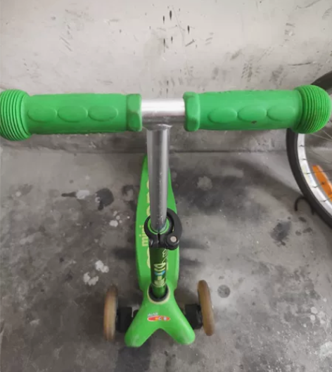 瑞士米高滑板车，帮邻居出的。看上的直接拍。...