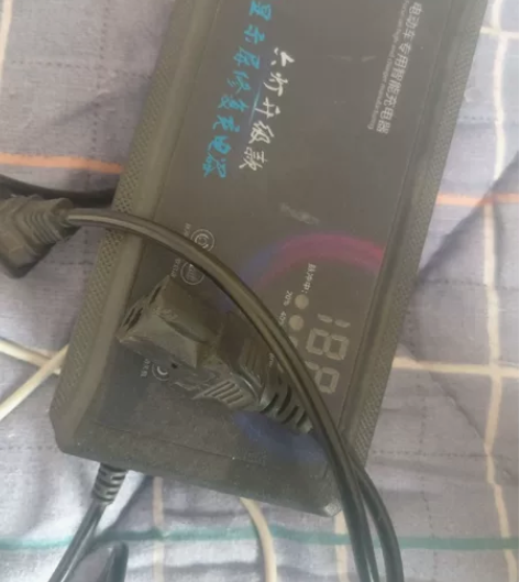 电动车72V20a充电器转让。20元同美自...