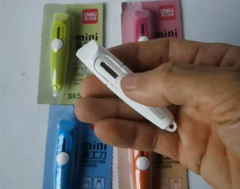 得力美工刀迷你超便携小号美工刀带挂钩办公裁...