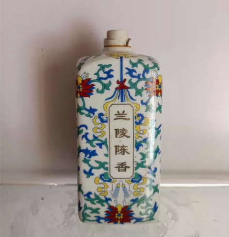 新到精美酒瓶摆件一枚，品相完美，可做插花瓶...