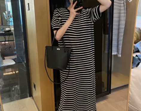 孕妇装撞色冰丝条纹针织连衣裙女宽松遮肚子显...