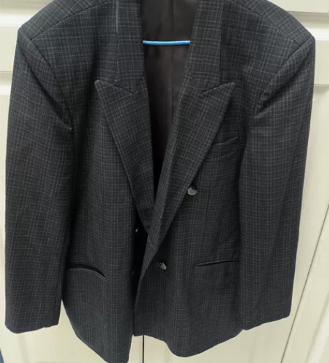 男士西服150——180斤,九成新 感兴趣...