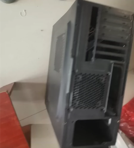 电脑机箱，偏大的，开机键管用，usb插一下...