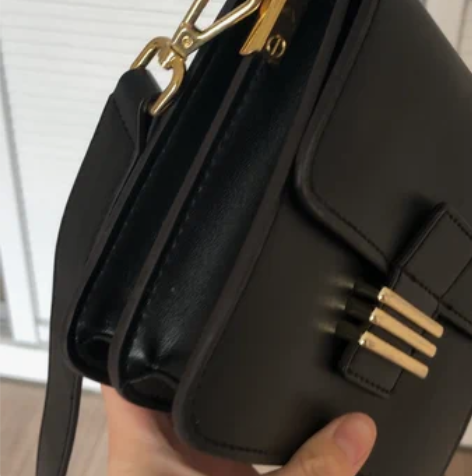 黑色小号皮包，内装苹果X手机，一包纸巾，钥...