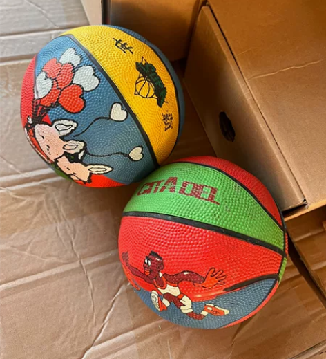 2个小篮球，橡胶的没用过，打了气就能用哦！...
