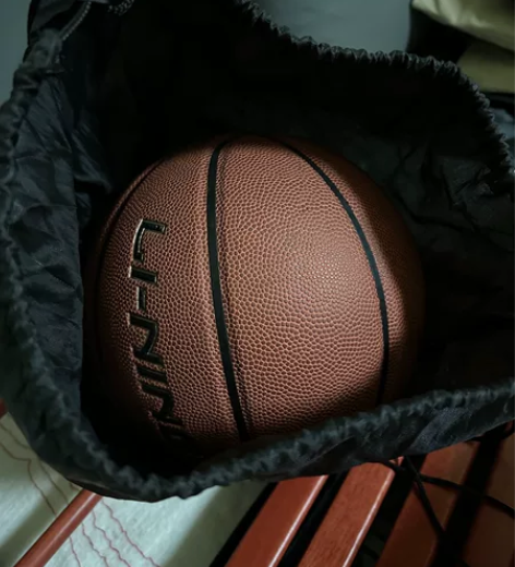 李宁967 七号篮球 打了不超过五次 嘿嘿...