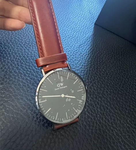 DW手表，原装功能正常，有电，无刮痕磨损，...