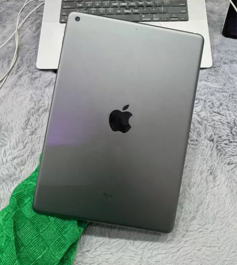 低价出iPad 8代平板 128G，原装无...