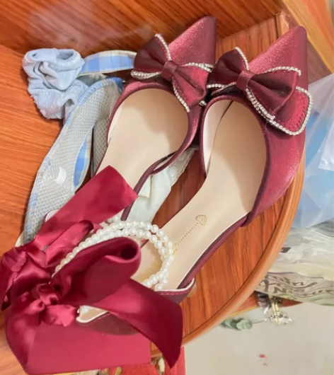 出一双38码蝴蝶结高跟鞋，跟高六厘米，就穿...