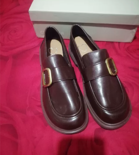 全新 40码 棕色平底乐福,软底软面,超轻...