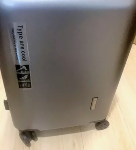 20寸的登机行李箱，有轻微的使用痕迹 买了...