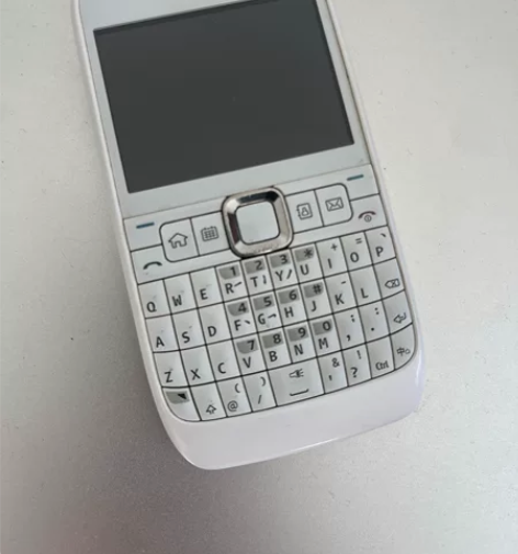 个人闲置诺基亚e63白色，成色相当好，一机...