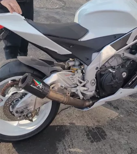 出售2016年阿普利亚1100  rsv4...