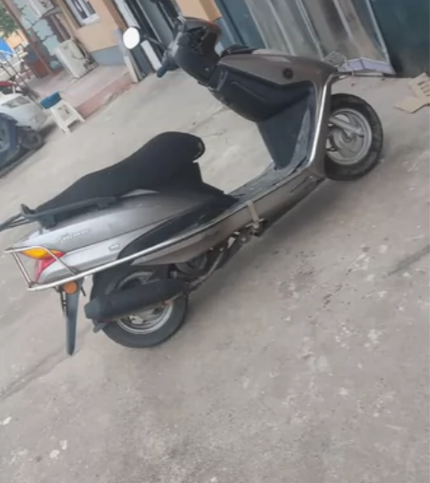 出自用凌鹰雅马哈100摩托车一辆，有牌照行...