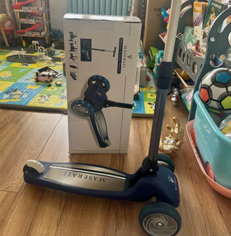 儿童滑板车 玛莎拉蒂儿童闪光轮可调节滑板车...