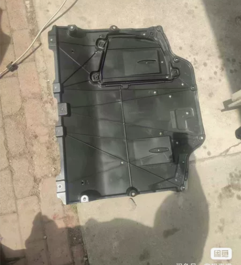换下的22款卡罗拉锐放发动机塑料护板，仅限...
