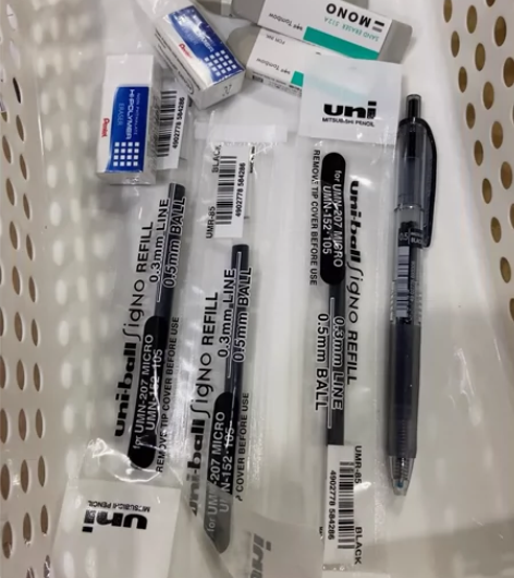 一套笔加五块橡皮日本进口UNI三菱笔芯UM...