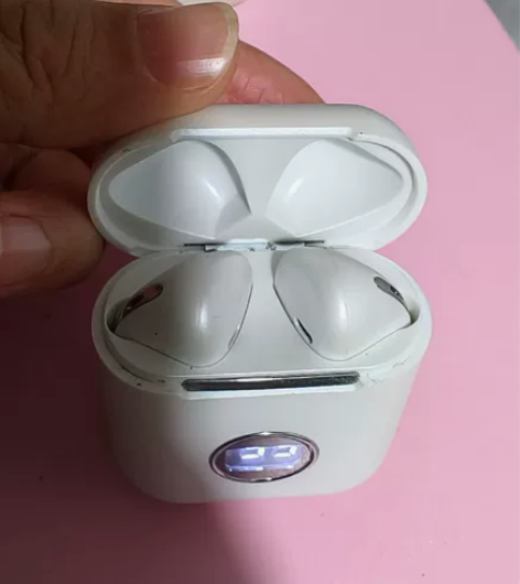 蓝牙耳机40包邮 忘记哪里买的，有电量显示...