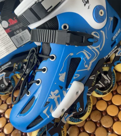 品牌全新库存溜冰鞋，42码，鞋子有存放痕迹...